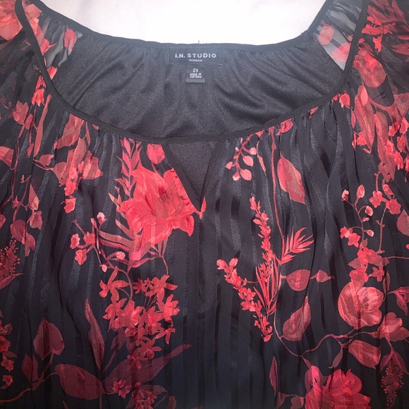 I.N. Studio 2X bell sleeve blouse black and red - Picture 5 of 8